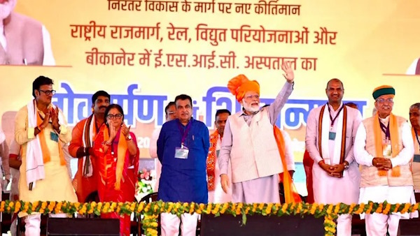 भाजपा 2019 के लोकसभा चुनाव से पहले 2018 में मध्यप्रदेश, छत्तीसगढ़, राजस्थान हारने वाला अनुभव दोहराना नहीं चाहती, क्योंकि 2024 और 2019 में काफी अंतर है। इस बार भाजपा के सामने 26 दलों का इंडी एलायंस है, जिसकी भाजपा की तरह ही दस राज्यों में सरकारें हैं। इसलिए भाजपा हर राज्य में अपने दिग्गजों को चुनाव मैदान में उतार कर हर हालत में इन तीनों राज्यों में चुनाव जीतने की रणनीति पर काम कर रही है। ताकि 2024 से पहले ही भाजपा का पलड़ा भारी होने का संदेश चला जाए। जहां 2018 तक मध्यप्रदेश और छत्तीसगढ़ में भाजपा 15-15 साल से राज कर रही थी, वहीं 1993 के बाद से राजस्थान में एक बार भाजपा, एक बार कांग्रेस की परंपरा रही है। उस हिसाब से इस बार भाजपा की बारी है। 2018 के आंकड़ों पर अगर नजर डालें तो कांग्रेस को 39.4 प्रतिशत वोट मिले थे, और भाजपा को 38.8 प्रतिशत यानी अंतर सिर्फ आधा प्रतिशत का था। कांग्रेस को पूरे राज्य में सिर्फ डेढ़ लाख वोट ज्यादा मिले थे, लेकिन सीटों में अंतर 26 का था। कांग्रेस को 99 और भाजपा को 73 सीटें मिली थीं। मुकाबला इस बार भी कड़ा है। गुटबाजी भी दोनों तरफ बनी हुई है, इसलिए कांग्रेस और भाजपा दोनों ने किसी को भी मुख्यमंत्री पद का उम्मीदवार घोषित करने के बजाए सामूहिक नेतृत्व के आधार पर चुनाव लड़ने का फैसला किया है। भाजपा आलाकमान ने राजस्थान की चुनावी बागडोर अपने हाथ में लेकर स्थानीय नेताओं को अपने अपने इलाकों में चुनाव मैदान में उतार कर अपनी अपनी लोकप्रियता दिखाने को कह दिया है। सभी दिग्गजों को चुनाव मैदान में उतारा जा रहा है। बहुत लंबे समय के बाद मोदी, अमित शाह और नड्डा की तिकड़ी ने पार्टी को गुटबाजी और कुछ नेताओं के चंगुल से बाहर निकालने का सफल प्रयास किया है। भाजपा नेतृत्व की तिकड़ी पिछले पांच साल से पार्टी संगठन को मजबूत करने को प्राथमिकता दे रही थी। जिसकी झलक पहली सूची में दिखाई दी है। भाजपा ने राजस्थान की अपनी पहली ही सूची में मध्यप्रदेश की तरह ही सात सांसदों को चुनाव मैदान में उतार कर और छत्तीसगढ़ की पहली सूची में तीन सांसदों को चुनाव मैदान में उतार कर संदेश दे दिया है कि लोकसभा चुनावों से पहले होने वाले विधानसभा चुनाव उसके लिए कितने अहम हैं। भाजपा तीनों ही राज्यों में वह रणनीति अपना रही है, जो कांग्रेस ने 1984 के लोकसभा चुनावों में अपना कर भाजपा के वाजपेयी, आडवानी जैसे नेताओं को भी चुनाव में धराशाही कर दिया था। तीनों ही राज्यों में कांग्रेस के बड़े बड़े नेताओं को उनके इलाकों में घेरने की रणनीति पर काम हो रहा है, जिसकी झलक अब तक जारी मध्यप्रदेश और राजस्थान की सूचियों से मिलती है। कांग्रेस ने अभी अपनी पहली सूची जारी नहीं की है, लेकिन भाजपा ने आचार संहिता लागू होने के कुछ देर बाद ही पितृपक्ष की परवाह किए बिना राजस्थान में 41 उम्मीदवारों और छत्तीसगढ़ के 64 नामों की पहली, और मध्यप्रदेश के 57 नामों की चौथी लिस्ट जारी कर दी। राजस्थान में घोषित 41 प्रत्याशियों में से 29 नए प्रत्याशी उतारकर पार्टी ने स्पष्ट कर दिया है कि संगठन ही मुख्य है। पहली सूची में संघ से सलाह मशवरे की झलक भी मिलती है। भाजपा ने संघ से जुड़ाव रखने वाले 8 उम्मीदवारों को अपनी पहली सूची में जगह दी है। इनमें सांसद देवजी पटेल, किरोड़ी लाल मीणा, सुशील कटारा, शत्रुघ्न गौतम जैसे नेता हैं। वहीं दीया कुमारी, राज्यवर्धन सिंह राठौड़, अर्जुनलाल गर्ग और ताराचंद सारस्वत जैसे नेताओं के टिकट भी संघ की सलाह से टिकट दिए गए हैं। भाजपा आलाकमान ने प्रदेश के नेताओं की सिफारिशों के बजाय सर्वे और संघ से सलाह मशविरे के आधार पर टिकटों का फैसला किया है। सर्वे में पिछड़ रही सीटों पर दिग्गजों को लड़ाने की रणनीति बनाई गई है। मध्यप्रदेश की तरह राजस्थान में भी सात सांसदों को चुनाव मैदान में उतारा गया है। पहली सूची में ही छह लोकसभा और एक राज्यसभा सांसद का नाम है, अगली सूची में कुछ और सांसद भी चुनाव मैदान में उतारे जाएंगे। जिनमें लोकसभा स्पीकर ओम बिड़ला, केन्द्रीय मंत्री गजेन्द्र सिंह शेखावत और अर्जुन राम मेघवाल भी होंगे। पहली सूची के दो सांसद दीया कुमारी और बाबा बालकनाथ को तो आलाकमान की मुख्यमंत्री पद की चॉइस भी माना जा रहा है। दीया कुमारी को जयपुर की विद्याधर नगर सीट पर नरपतसिंह राजवी का टिकट काट कर उम्मीदवार बनाया गया है। नरपतसिंह राजवी पूर्व मुख्यमंत्री और पूर्व उपराष्ट्रपति दिवंगत भैरोसिंह शेखावत के दामाद हैं। उनके परिवार के किसी अन्य सदस्य संभवत: नरपत सिंह राजवी के बेटे को किसी अन्य सीट से टिकट दिया जाएगा। वसुंधरा राजे की काट में दीया कुमारी की तरह बाबा बालकनाथ को भी मुख्यमंत्री पद के लिए मोदी की चॉइस बताया जा रहा है। भगवाधारी बाबा बालकनाथ को तिजारा से विधानसभा चुनाव में उतार कर भाजपा ने उत्तर प्रदेश की तरह हिंदुत्व का मेसेज भी दिया है। जिन सात सांसदों को टिकट दिया गया है, उनमें से बाबा बालक नाथ, राज्यवर्धन सिंह राठौर (झोटवाडा) और देवजी पटेल (सांचौर) ने पहले कभी विधानसभा चुनाव नहीं लड़ा। भागीरथ चौधरी (2003 और 2013 में अजमेर की किशनगढ़ सीट से विधायक रहे), नरेंद्र कुमार खींचड़ (2018 में मंडावा सीट से विधायक रहे) को संबंधित सीटों पर मजबूत प्रत्याशी नहीं होने के कारण टिकट दिए हैं। राज्यसभा सांसद किरोड़ीलाला मीणा पूर्वी राजस्थान के दिग्गज नेता हैं, सचिन पायलट की उड़ान रोकने के लिए भाजपा ने उन्हें चुनाव मैदान में उतार दिया है। जेपी नड्डा ने हाल ही में बनाई अपनी राष्ट्रीय कार्यकारिणी में सदस्य बनाकर उन्हें ख़ास महत्व दिया था। गुर्जर आरक्षण आंदोलन की अगुवाई कर चुके कर्नल किरोड़ी सिंह बैंसला के बेटे विजय बैंसला को टिकट देकर भाजपा ने गुर्जर वोटों पर सचिन पायलट का एकाधिकार तोड़ने की कोशिश की है। गुर्जर समाज भाजपा का वोट बैंक माना जाता रहा है, लेकिन 2018 के चुनाव में सचिन पायलट के मैदान में उतरने और उनके मुख्यमंत्री बनने की संभावना को देखते हुए भाजपा का गुर्जर वोट बैंक कांग्रेस के पाले में चला गया था, जिससे भाजपा को काफी नुकसान हुआ था। पांच साल तक लगातार अशोक गहलोत से राजनीतिक मात खाने के बाद इस बार पायलट अपने विधानसभा क्षेत्र टोंक में ही ज्यादा सक्रिय दिखाई दे रहे हैं| भाजपा ने पहली सूची में 29 नए चेहरे उतार कर संदेश दिया है कि उसने अपने क्षेत्र में पैठ बनाने में विफल और जनता में कमजोर छवि वालों को मैदान से हटा दिया है। भाजपा ने पार्टी की छवि को प्राथमिकता देने का संदेश भी दिया। पहले माना जा रहा था कि लाल डायरी प्रकरण में गहलोत सरकार से बर्खास्त मंत्री राजेंद्र गुढ़ा के शिवसेना में जाने के बाद भाजपा यह सीट गुढ़ा के लिए छोड़ सकती है, लेकिन यहां पहले विधायक रह चुके शुभकरण चौधरी को टिकट दे दिया गया है। भाजपा ने अपनी पहली सूची में नरपत सिंह राजवी समेत सात विधायकों के टिकट काटे हैं। इनमें राजपाल सिंह शेखावत (झोटवाड़ा, जयपुर), गोलमा देवी (सपोटरा, करौली), खेमाराम मेघवाल (सुजानगढ़, चूरू), कालूलाल गुर्जर, (मांडल, भीलवाड़ा), अलका सिंह गुर्जर (बांदीकुई, दौसा), रामस्वरूप कोली (वैर, भरतपुर), और अनिता सिंह (नगर, भरतपुर) शामिल हैं। इसके अलावा चुनावी तैयारियों की दृष्टि से भाजपा ने राज्य की सभी सीटों को चार हिस्सों में बांटा था, इनमें 19 सीटें ऐसी हैं, जहां तीन बार से पार्टी लगातार हार रही है, पहली सूची में इनमें से 11 सीटों पर उम्मीदवार घोषित कर दी गए हैं। इनमें दांतारामगढ़, कोटपूतली, झुंझुनूं, सांचौर, फतेहपुर, लक्ष्मणगढ़, नवलगढ़, लालसोट, सपोटरा, बागीदौरा और बस्सी विधानसभा शामिल हैं| ऐसा नहीं है कि वसुंधरा राजे को पूरी तरह साइडलाइन किया गया है, लेकिन जैसे पिछले तीन चुनावों में टिकटों के बंटवारे में उनकी चलती थी, वैसे नहीं चली है। कई सीटों पर वसुंधरा राजे समर्थकों को टिकट मिले हैं, तो कुछ सीटों पर टिकट कटे भी हैं। यानी टिकट का आधार सिर्फ चुनाव जीतने की क्षमता है। देखना होगा कि अगली सूची में क्या होता है। 