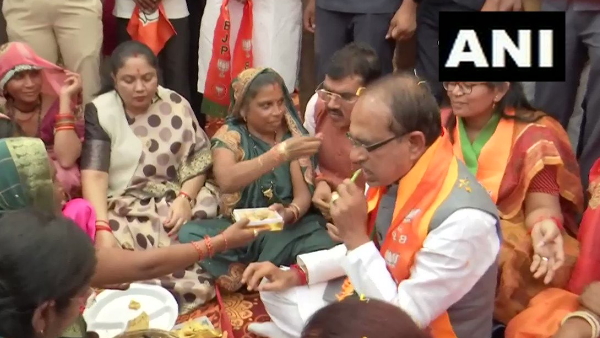 Shivraj Singh Chauhan with bjp woman worker 