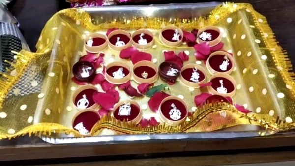 Gold and silver lockets presented to daughters born during Navratri in Betul