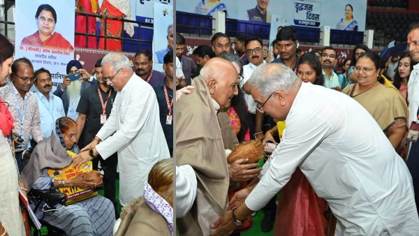 CM भूपेश बघेल ने बुजुर्गों का शॉल ओढ़ाकर किया सम्मानित