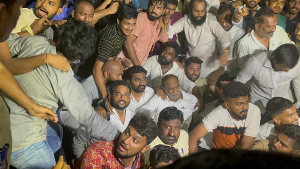 तेलंगाना: छात्रा की मौत के बाद लोगों ने किया विरोध प्रदर्शन