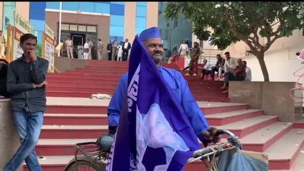 Tea vendor Anand Kushwaha filed nomination for the 28th time for MP Assembly elections.