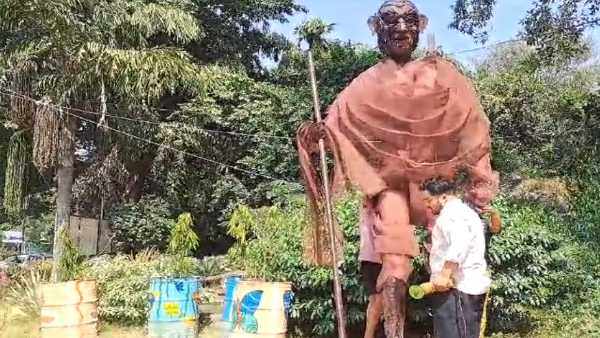 social media users angry over mahatma gandhi statue in meerut built under kabaad ka jugaad social media users angry over mahatma gandhi statue in meerut built under kabaad ka jugaad