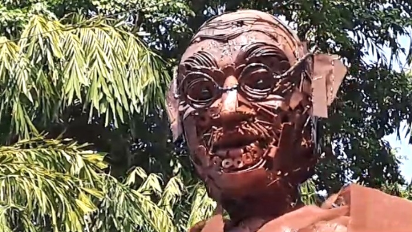 social media users angry over mahatma gandhi statue in meerut built under kabaad ka jugaad social media users angry over mahatma gandhi statue in meerut built under kabaad ka jugaad