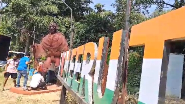 social media users angry over mahatma gandhi statue in meerut built under kabaad ka jugaad social media users angry over mahatma gandhi statue in meerut built under kabaad ka jugaad