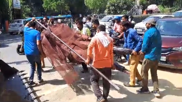 social media users angry over mahatma gandhi statue in meerut built under kabaad ka jugaad social media users angry over mahatma gandhi statue in meerut built under kabaad ka jugaad