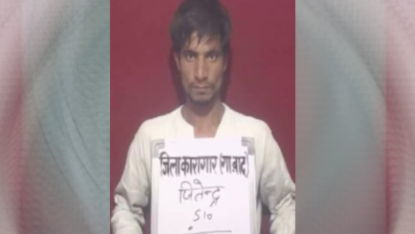 viral Video of miscreants snatching a mobile of girl student in running auto 