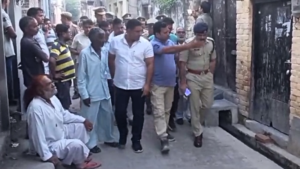 man running after injuring a 16 year old girl with knife in ghaziabad caught on cctv 