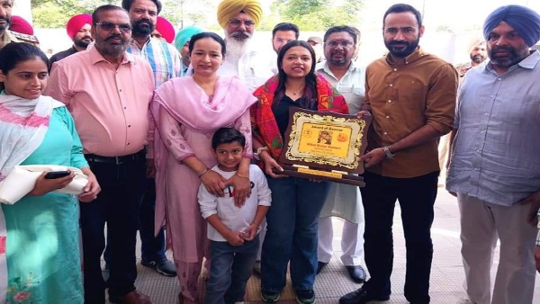 Gurmeet Singh congratulates Sifat 
