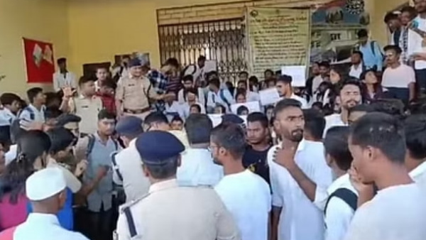 Bihar News: 12th Students Protest in hajipur for not giving permission to sit in exam news in hindi