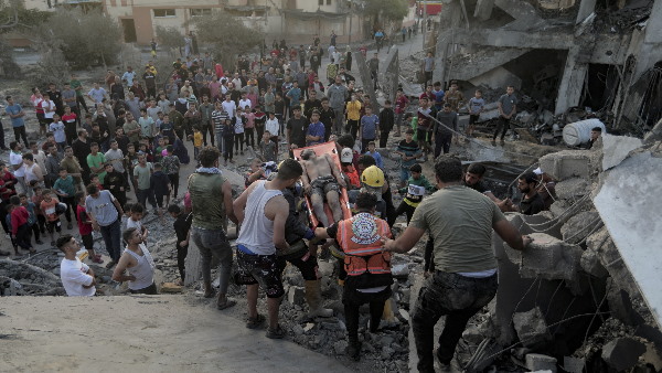 इजरायल के बमबारी से डरा हमास, सभी बंधकों को छोड़ने को तैयार