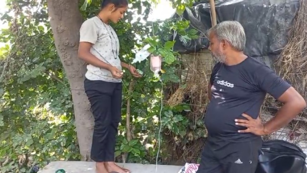 fake doctor doing treatment of a girl on main road in hathras video goes viral fake doctor doing treatment of a girl on main road in hathras video goes viral
