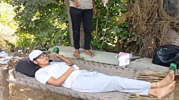 fake doctor doing treatment of a girl on main road in hathras video goes viral fake doctor doing treatment of a girl on main road in hathras video goes viral