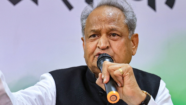 दिल्ली पहुंचे CM अशोक गहलोत, सुखविंदर सिंह रंधावा 