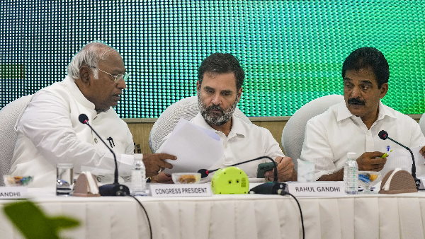 फेसबुक ने समाज में फैलाई सांप्रदायिक नफरत: विपक्षी गठबंधन