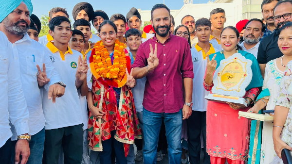 पंजाब: मीत हेयर ने परनीत कौर का एयरपोर्ट पर किया स्वागत