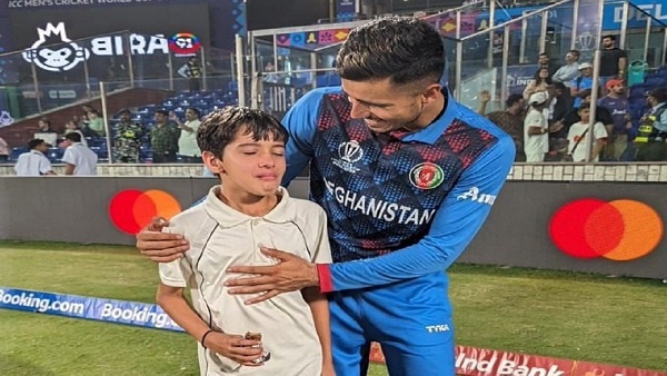 mujeeb ur rahman with fan