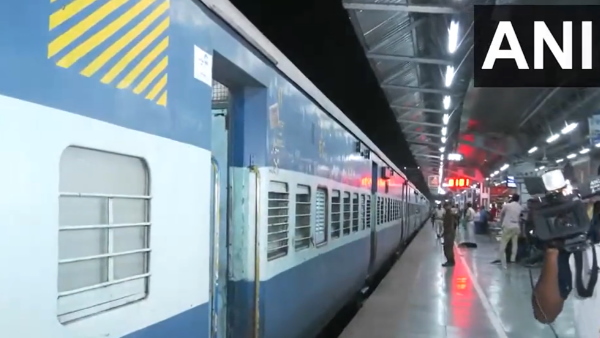 नॉर्थ ईस्ट के यात्रियों को लेकर कामाख्या पहुंची स्पेशल ट्रेन