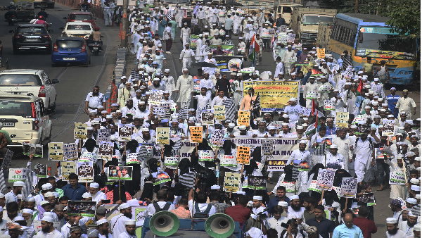 Thousands rally for palestine