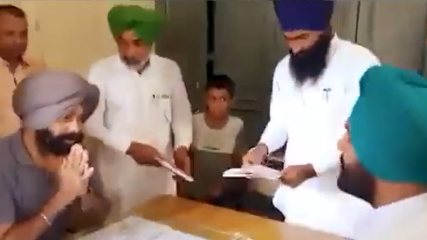 पंजाब: AAP विधायक ने रिश्वत लेते नंबरदार को रंगे हाथों पकड़ा पंजाब: AAP विधायक ने रिश्वत लेते नंबरदार को रंगे हाथों पकड़ा