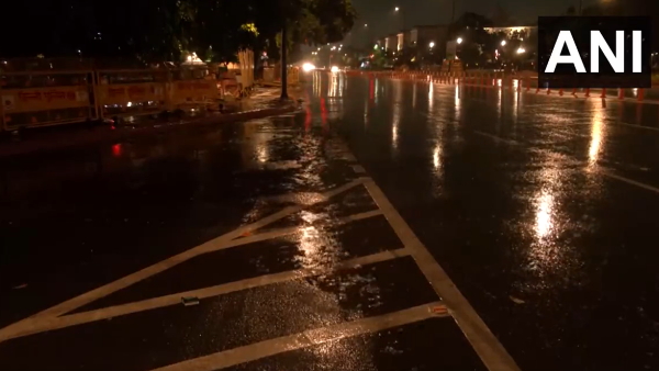 Delhi Rain: दिल्ली-NCR में गरज के साथ हुई झमाझम बारिश
