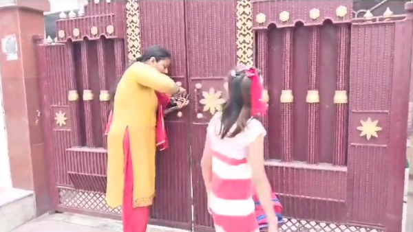 video of father-in-law and daughter-in-law fighting on road in kanpur goes viral 