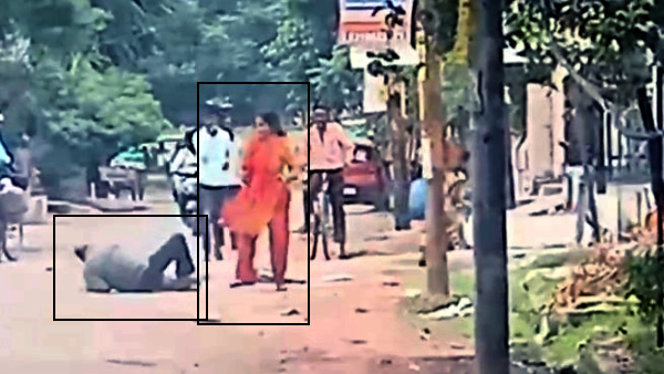 video of father-in-law and daughter-in-law fighting on road in kanpur goes viral 