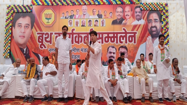 Hundreds of Congress workers joined BJP along with Malkit Singh in front of Jyotiraditya Scindia