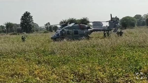 Emergency landing of helicopter in Dungaria village of Berasia, trainee pilot was on board Emergency landing of helicopter in Dungaria village of Berasia, trainee pilot was on board