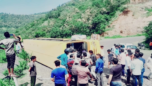 Major accident near Jam Gate in Indore, more than 15 students injured as school bus overturns