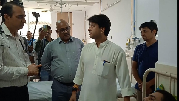 Jyotiraditya Scindia met students who were victims of food poisoning in LNIP