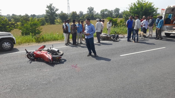 Accident in Sagars Barkoti intersection, father dies in collision between two bikes Accident in Sagars Barkoti intersection, father dies in collision between two bikes