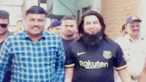 Notorious gangster Zuber Maulana was caught by police, the scoundrel was seen laughing in procession