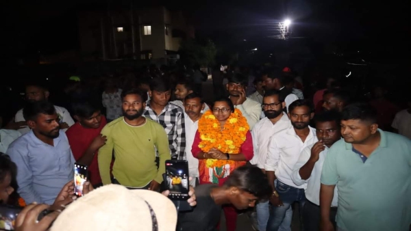Deputy Collector Nisha Bangre got bail, hugged her son as soon as she came out of jail