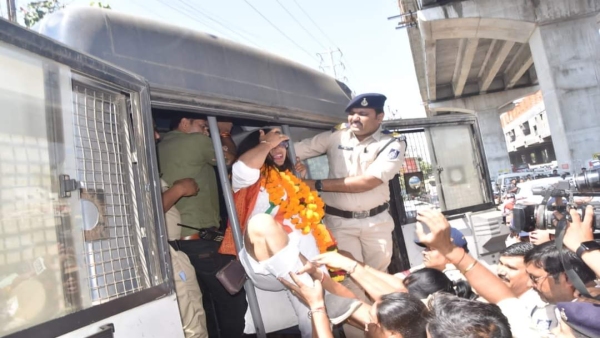 Deputy Collector Nisha Bangre got bail, hugged her son as soon as she came out of jail