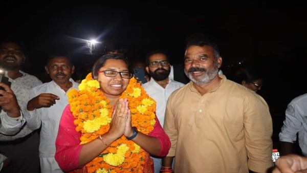 Deputy Collector Nisha Bangre got bail, hugged her son as soon as she came out of jail