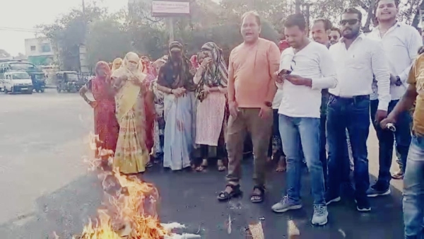Protest against Ujjain North Assembly Congress candidate Maya Rajesh Trivedi begins, effigies burnt