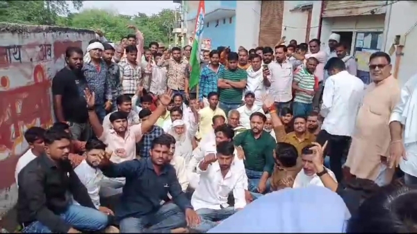 datia Workers got angry after Awadhesh Nayak, who left BJP and joined Congress, got ticket
