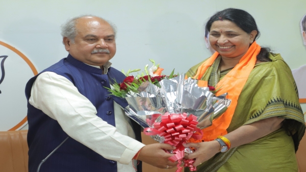 Former Narmadapuram MLA and Congress state general secretary Savita Diwan Sharma joins BJP.