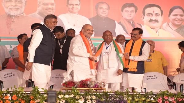 Congress leader tribal Vinay Bharti in front of Amit Shah, 2 thousand workers joined BJP