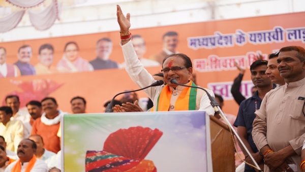Shivraj Singh Chauhan held public meetings by holding road shows in Budhni, Seoni Malwa and Sohagpur Shivraj Singh Chauhan held public meetings by holding road shows in Budhni, Seoni Malwa and Sohagpur
