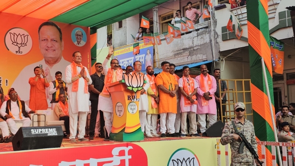 CM Shivraj Singh Chouhan warns police officers while checking goldsmiths in Ratlam