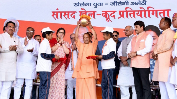 8 thousand players were honored in Amethi by CM Yogi and MP Smriti Irani