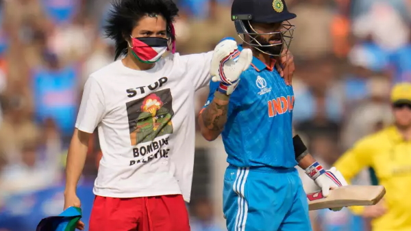 Yan Johnson hugged Virat Kohli