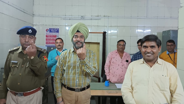 Bharatpur: Inspector General of Police cast his vote through postal ballot
