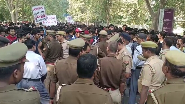 girl student molested on gun point in IIT-BHU campus on wednesday 