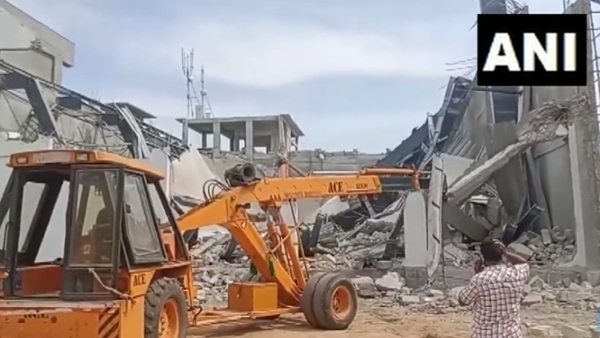 Building construction collapses 