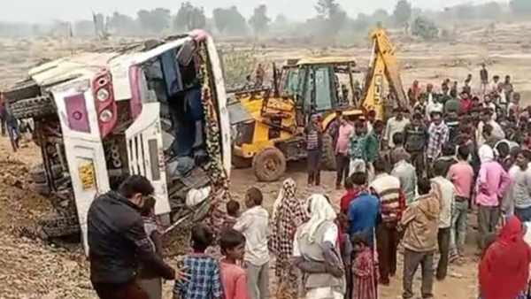 Bus-Accident-in-mp-panna-Bus-overturns Bus-Accident-in-mp-panna-Bus-overturns