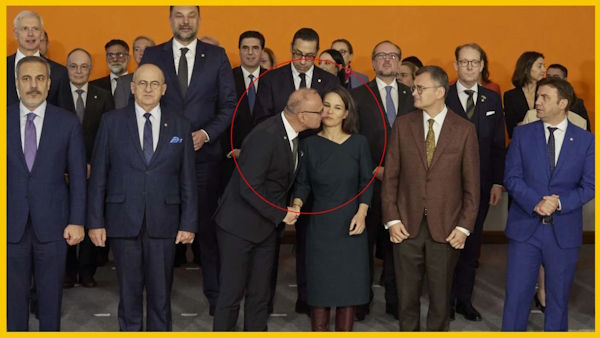 Annalena Baerbock kissed by Radman