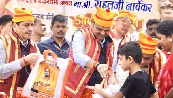 महाराष्ट्र: देवेंद्र फड़णवीस ने मछुआरों के साथ मनाई दिवाली महाराष्ट्र: देवेंद्र फड़णवीस ने मछुआरों के साथ मनाई दिवाली